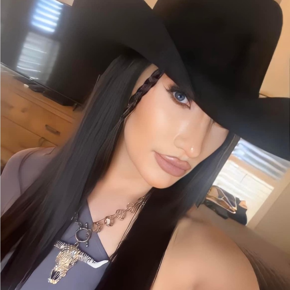 Meet your Posher, Cesylea